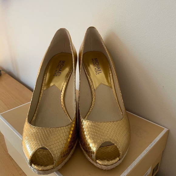 Souliers Michael Kors, cuir dorée - Picture 2 of 4